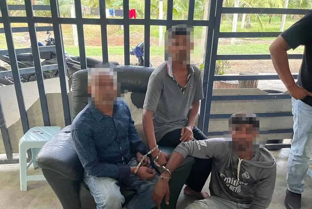 Sekumpulan warga Bangladesh ditahan dalam serbuan di sebuah rumah tumpangan di Simpang Pulai pada Khamis. Foto: Ihsan pembaca