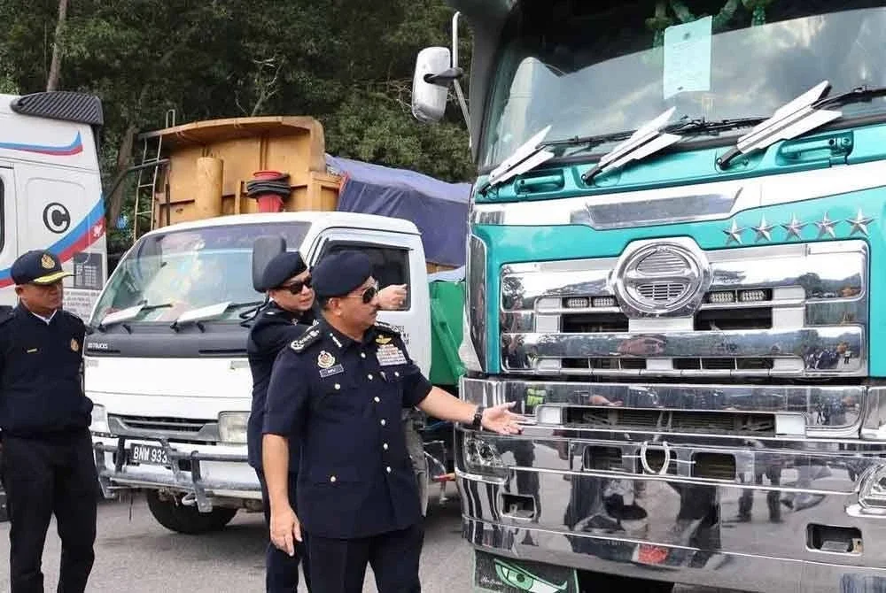 Muhammad Kifli menunjukkan antara sitaan lori yang dilaksanakan JPJ baru-baru ini. Foto JPJ