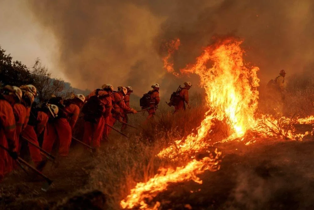 Anggota bomba bertungkus-lumus memadam kebakaran Canyon Fire di Castaic, California. AFP