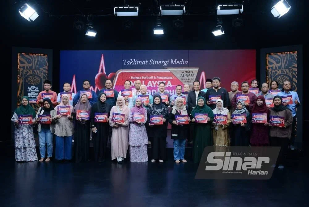 Wakil agensi media yang terlibat bergambar bersama selepas Taklimat Sinergi Media sempena Malaysia #QuranHour 2025 di Studio My #QuranTime (MQT), di sini pada Jumaat. Foto Sinar Harian MOHD HALIM ABDUL WAHID