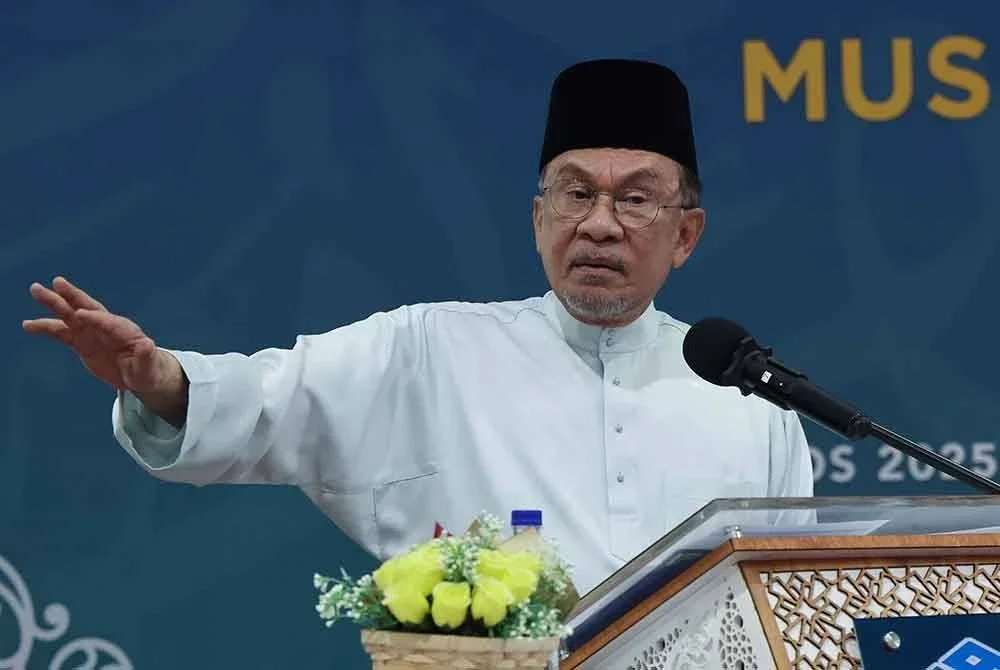 Perdana Menteri, Datuk Seri Anwar Ibrahim ketika berucap pada Majlis Pelancaran Al-Quran beserta Terjemahan Bahasa ke-30 (Bahasa Rusia), Mushaf Al-Ummah serta Kontena Penghantaran Al-Quran ke Perancis di Kompleks Percetakan Al-Quran, Kompleks Nasyrul Quran, Presint 14 hari ini. Foto Bernama