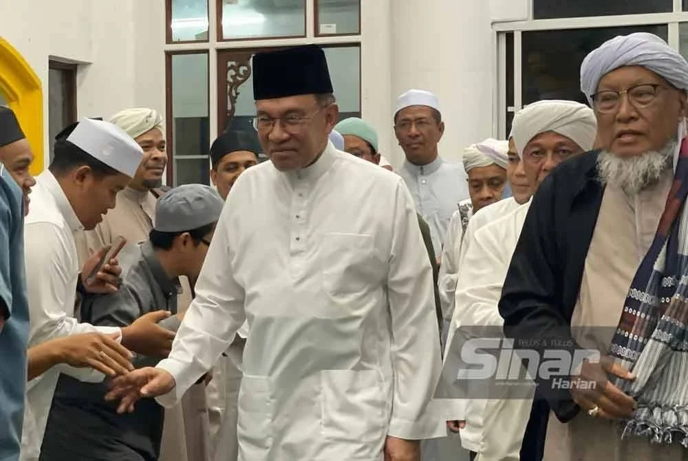 Anwar beramah mesra dengan guru-guru pondok semasa hadir pada Program Mahabbah Madani Umara dan Ulama Pondok Kelantan di Pusat Pengajian Pondok Yayasan Islam Kelantan (YIK) Kandis, Bachok pada Jumaat. Foto Sinar Harian HAZELEN LIANA KAMARUDIN