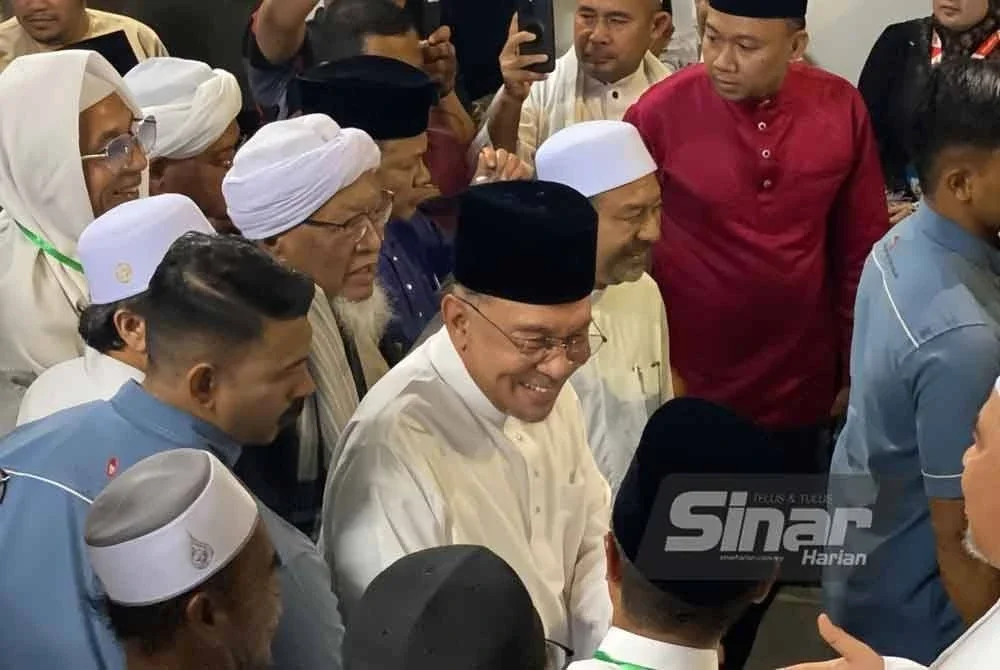 Anwar beramah mesra dengan guru-guru pondok semasa hadir pada Program Mahabbah Madani Umara dan Ulama Pondok Kelantan di Pusat Pengajian Pondok Yayasan Islam Kelantan (YIK) Kandis, Bachok pada Jumaat. Foto Sinar Harian HAZELEN LIANA KAMARUDIN