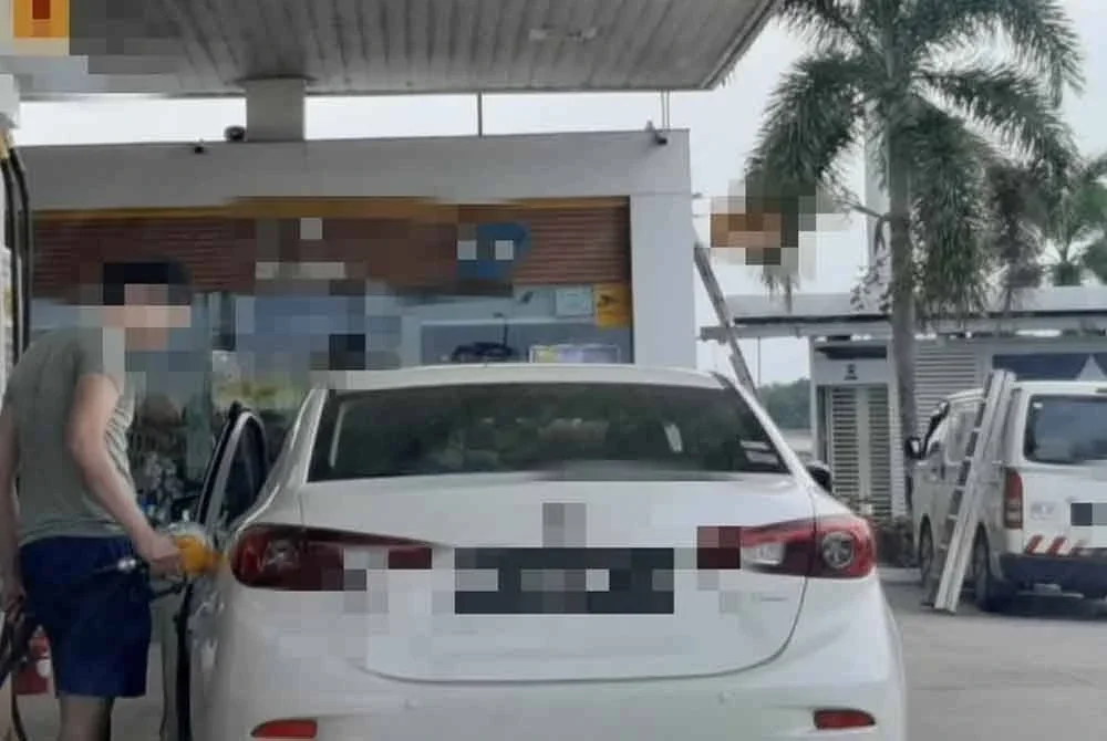 Gambar tular di media sosial memaparkan pemilik kenderaan bernombor pendaftaran Singapura mengisi RON95.