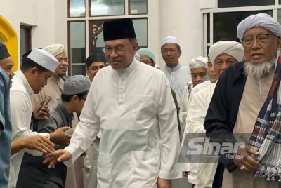 Anwar beramah mesra dengan guru-guru pondok semasa hadir pada Program Mahabbah Madani Umara dan Ulama Pondok Kelantan di Pusat Pengajian Pondok Yayasan Islam Kelantan (YIK) Kandis, Bachok pada Jumaat. Foto Sinar Harian HAZELEN LIANA KAMARUDIN
