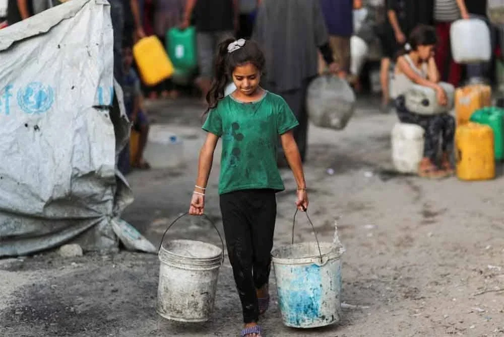 Tugas mendapatkan bekalan air buat keluarga masing-masing digalas oleh kanak-kanak Palestin.