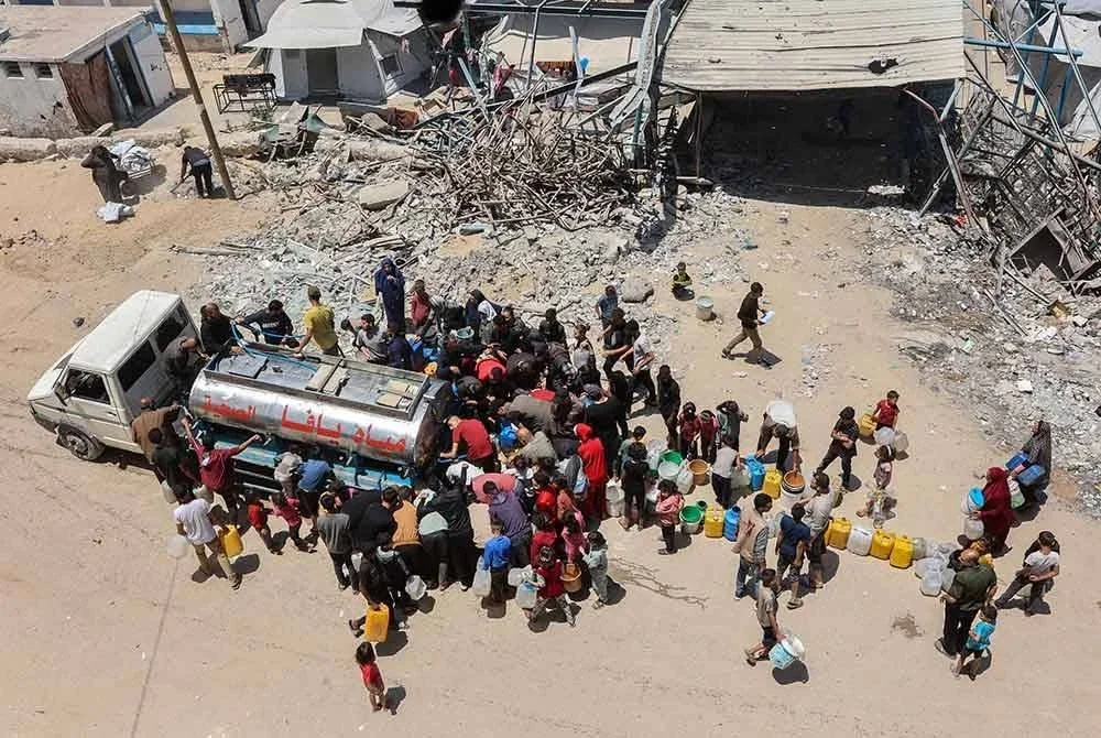 Sebahagian besar penduduk Palestin bergantung kepada agihan bekalan air bersih untuk diminum. Foto AFP