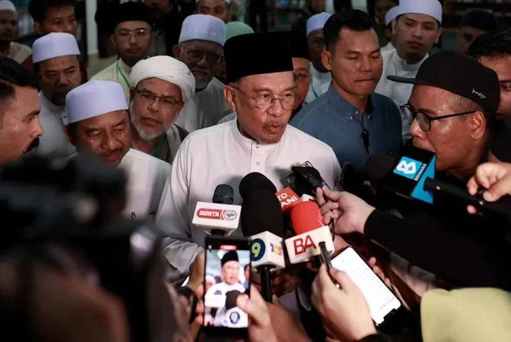 Anwar semasa hadir pada Program Mahabbah Madani Umara dan Ulama Pondok Kelantan di Pusat Pengajian Pondok Yayasan Islam Kelantan (YIK) Kandis, Bachok pada Jumaat.