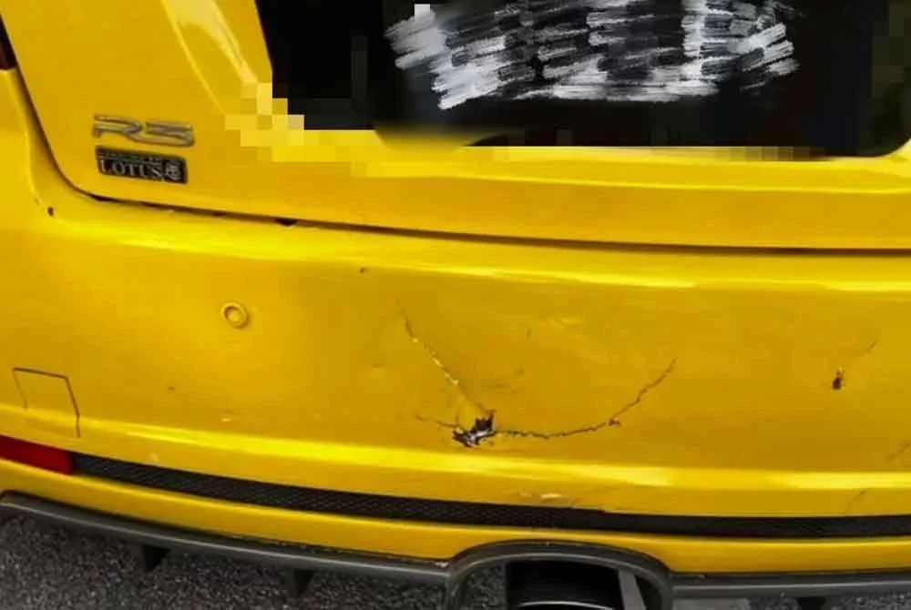 Tangkap layar menunjukkan keadaan belakang kereta yang dilanggar suspek dalam kejadian tersebut.