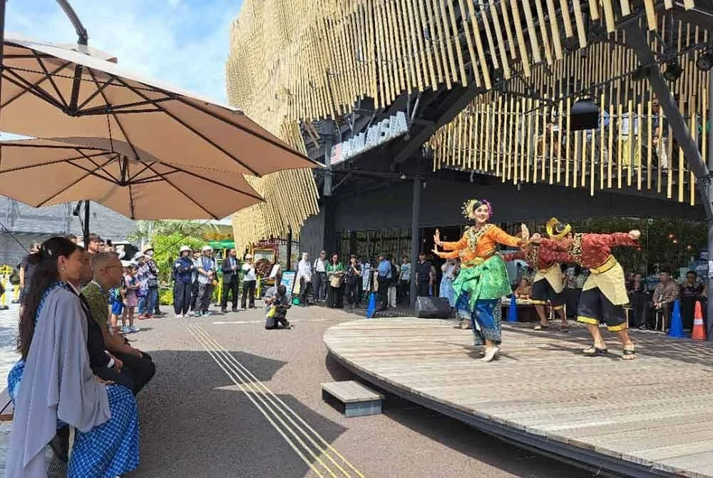 Persembahan kebudayaan di pentas depan Pavilion Malaysia yang menarik perhatian pengunjung.