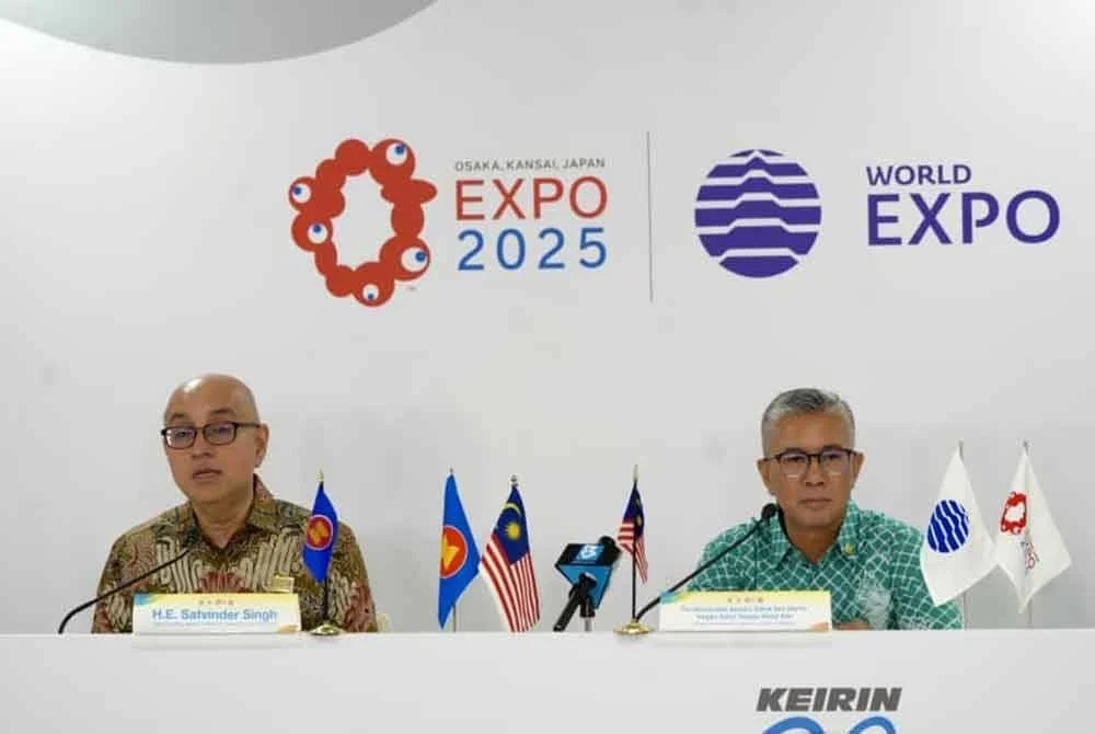 Satvinder (kiri) dan Tengku Zafrul ketika sidang media di Ekspo 2025 Osaka.
