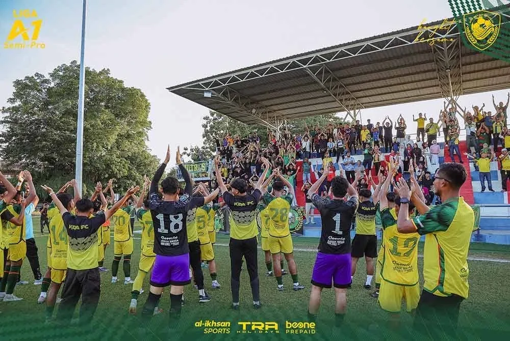 Pemain KDA FC meraikan kejayaan mereka bersama penyokong mengatasi Machan FC 1-0 di Stadium Mini Jitra pada minggu lalu. FOTO KDA FC