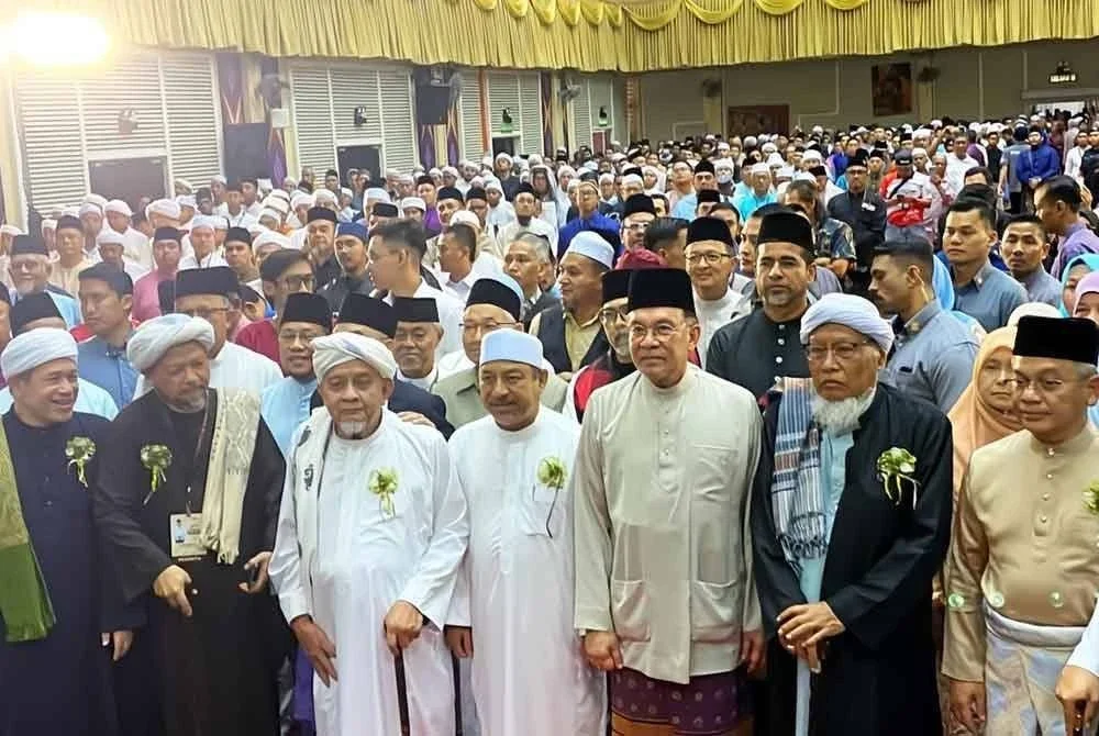 Anwar (tiga dari kanan) bersama ulama dan guru pondok yang hadir di Ijtimak Madani Ulama dan Guru Pondok Kelantan 2025 di UiTM Machang pada Sabtu.