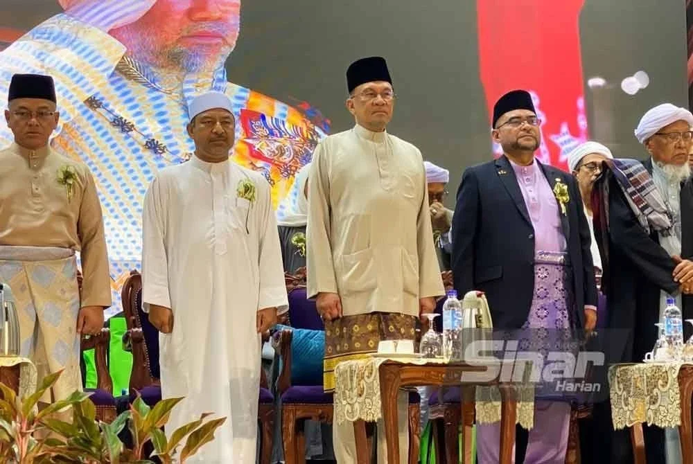 Anwar (tengah) semasa hadir merasmikan Ijtimak Madani Ulama dan Guru Pondok Kelantan 2025 di UiTM Machang pada Sabtu.
