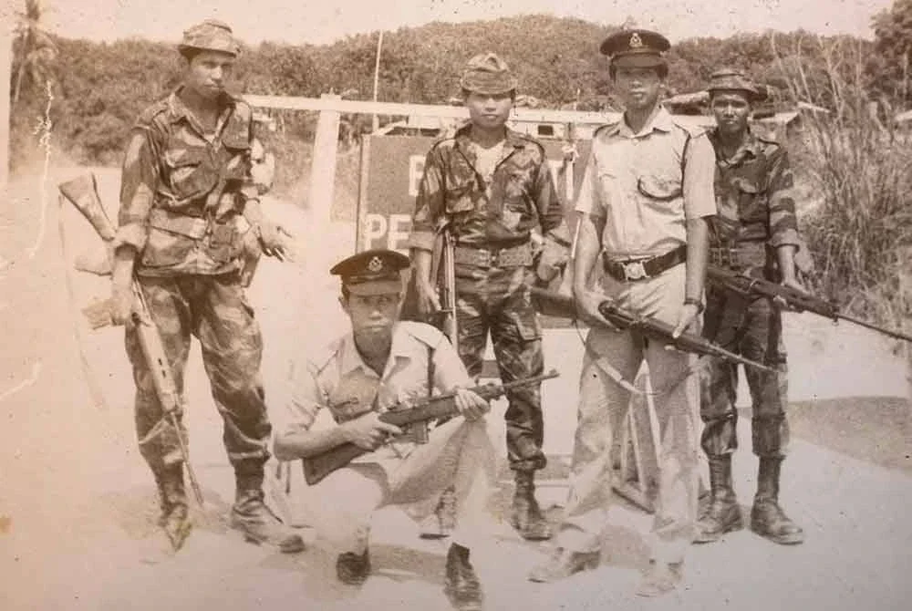 Shahidin (tiga dari kanan) semasa berkhidmat sebagai askar wataniah.