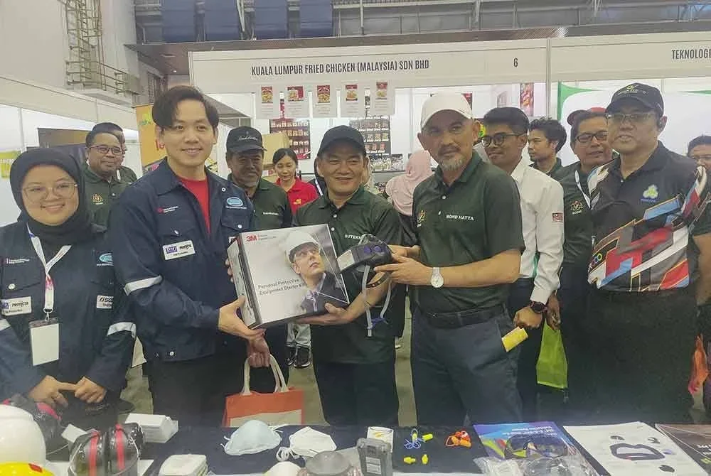 Mohd Hatta (depan kanan) mengiringi Timbalan Ketua Setiausaha (Operasi) Kesuma, Sutekno Ahmad Belon (dua dari kanan) melawat reruai selepas Karnival Kerja Selamat dan Sihat Kesuma 2025 di Stadium Tertutup Kuala Selangor di sini pada Sabtu.