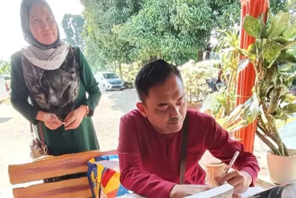 Nik Noor Azlie membukukan perjalanan hidup Allahyarhamah Nurly Sahirah.