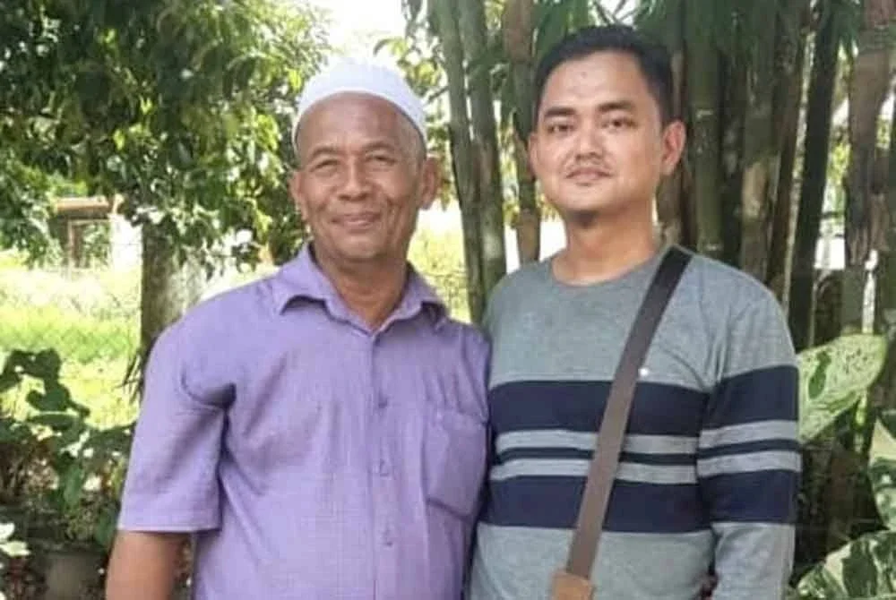 Azman (kiri) bersyukur kerana kisah hidup Allahyarhamah Nurly Sahirah dapat dibukukan hasil karya Nik Noor Azlie.