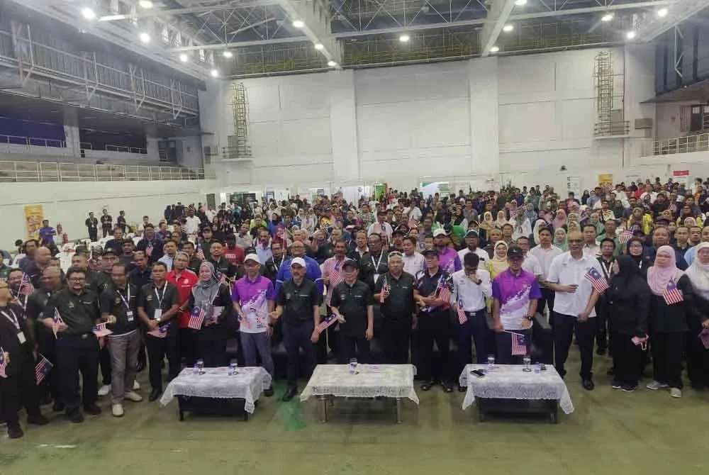 Sebahagian tetamu kehormat dan pengunjung yang hadir bergambar semasa Karnival Kerja Selamat dan Sihat Kesuma 2025 di Stadium Tertutup Kuala Selangor pada Sabtu.