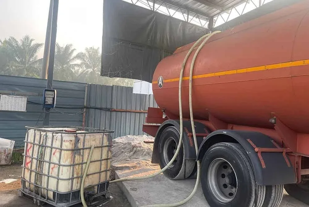 Susu getah dipindahkan dari lori tangki ke tangki IBC berkapasiti 1,000kg menggunakan hos paip.