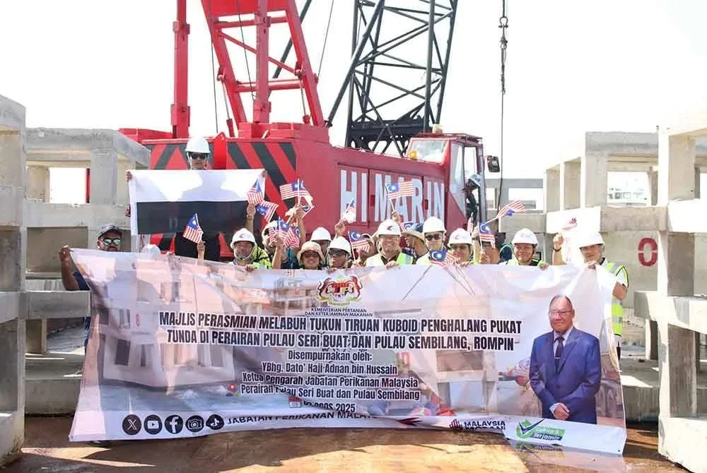 Adnan (lima dari kanan) hadir pada Majlis Perasmian Melabuh Tukun Tiruan Kuboid Penghalang Pukat Tunda di perairan Pulau Seri Buat dan Pulau Sembilang,Rompin pada Sabtu.