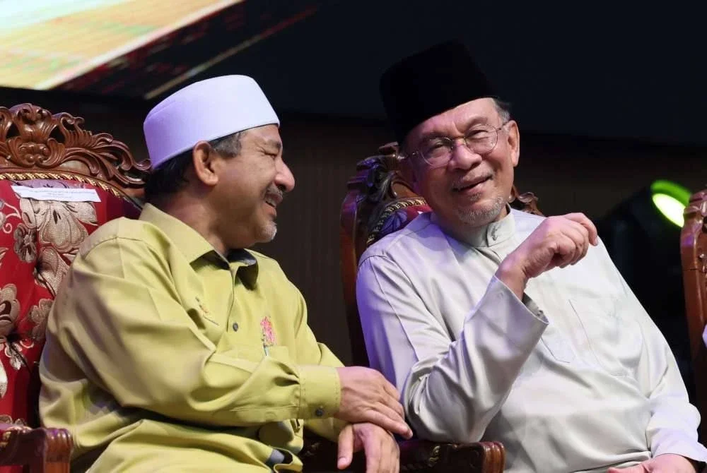 Perdana Menteri Datuk Seri Anwar Ibrahim (kanan) berbual dengan Menteri Besar Kelantan Datuk Mohd Nassuruddin Daud pada perasmian Program Rancakkan Madani Negeri Kelantan dan Peluncuran Program Aku Kasih Malaysia di Kampus Kesihatan USM Kubang Kerian pada Satu. Foto Bernama.