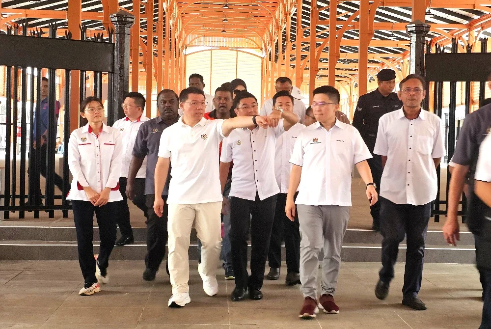 Kor Ming (tengah) meninjau projek menaik taraf Pasar Taiping dan Pasar Siang Malam yang bakal menyediakan kemudahan lebih moden.