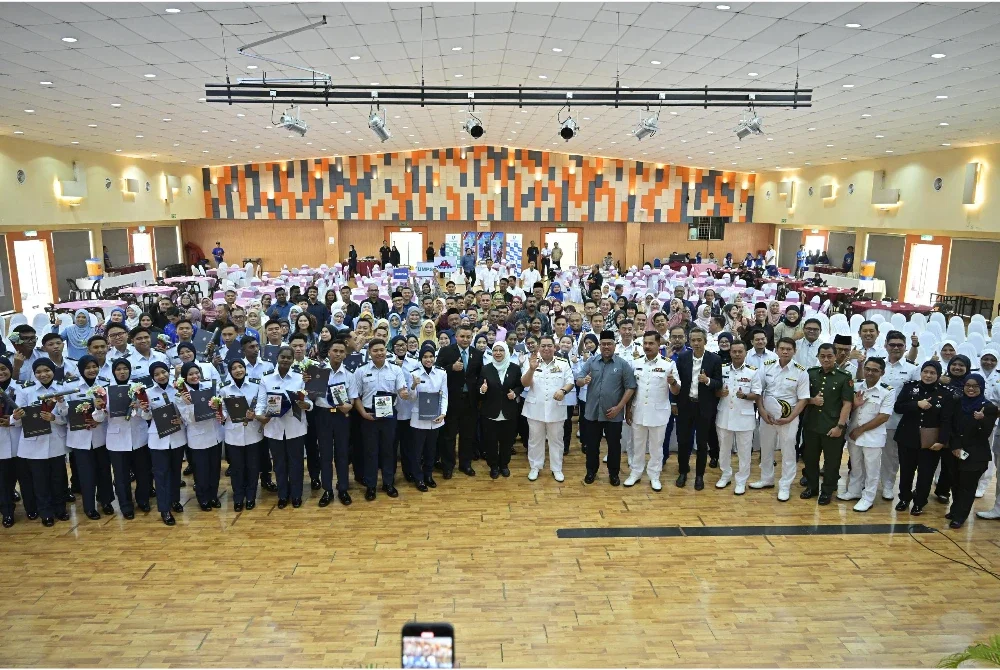 Mazlan dan Dr Yatimah bergambar bersama penerima pemakaian pangkat Leftenan Muda Paskam UMPSA dan ibu bapa masing-masing sempena Majlis Tamat Latihan dan Pemakaian Pangkat di Dewan Astaka, UMPSA Kampus Gambang, Kuantan pada Sabtu.