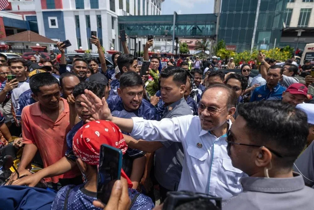 Anwar melambai tangan kepada orang ramai ketika hadir ke Program Madani Rakyat 2025 Kelantan yang berlangsung di pekarangan Stadium Sultan Muhammad IV, Kota Bharu pada Sabtu. Foto Bernama
