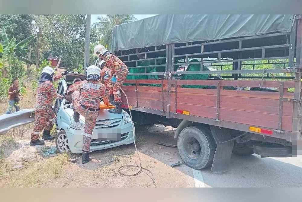 Ibu maut manakala anak perempuannya cedera selepas kereta yang dinaiki mereka terlibat dalam kemalangan dengan sebuah lori. Foto JBPM Melaka