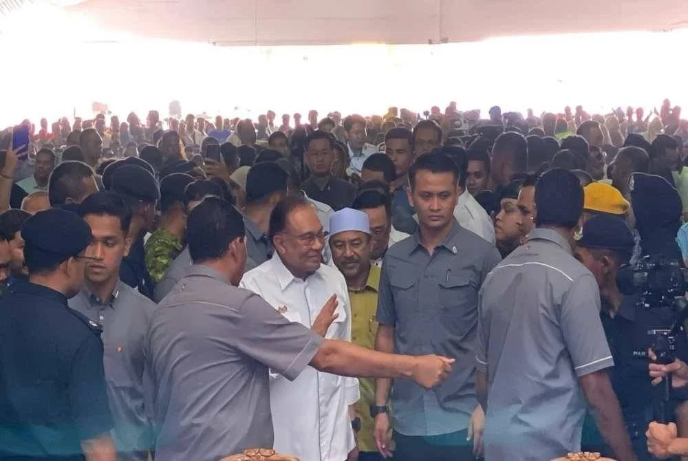 Anwar dan Mohd Nassuruddin semasa hadir pada Majlis Perasmian Penutupan Program Madani Rakyat 2025 Kelantan di pekarangan Stadium Sultan Muhammad IV di Kota Bharu pada Sabtu.