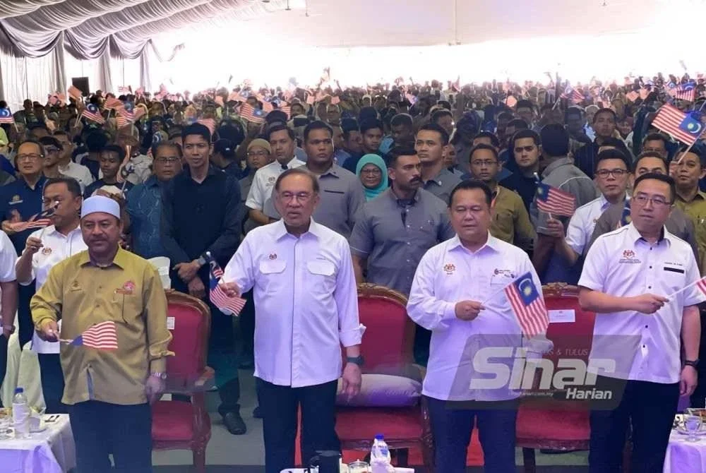 Anwar dan Mohd Nassuruddin semasa hadir pada Majlis Perasmian Penutupan Program Madani Rakyat 2025 Kelantan di pekarangan Stadium Sultan Muhammad IV di Kota Bharu pada Sabtu. Foto Sinar Harian HAZELEN LIANA KAMARUDIN