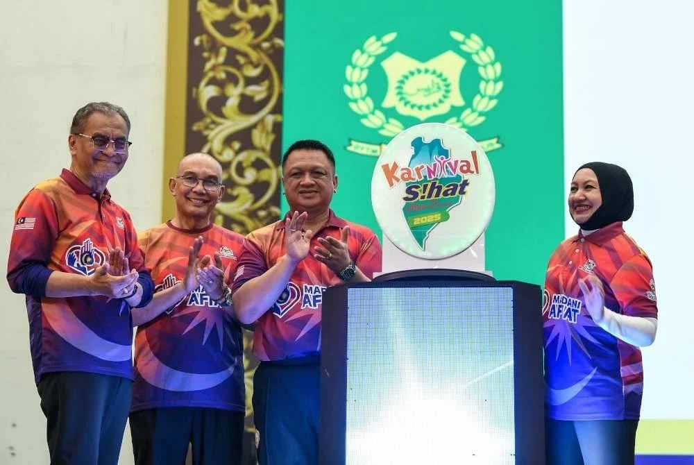 Dr Dzulkefly (kiri) mengiringi Tuanku Syed Faizuddin (tiga dari kiri) yang berkenan merasmikan Karnival Sihat Milik Semua di Dewan 2020, Kangar pada Sabtu. Turut berangkat Raja Puan Muda Perlis, Tuanku Dr Hajah Lailatul Shahreen Akashah Khalil. Hadir sama Menteri Besar Perlis, Mohd Shukri Ramli (dua dari kiri). Foto Bernama