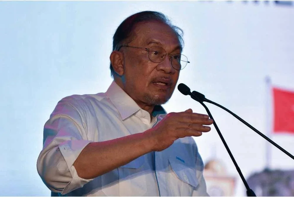 Perdana Menteri Datuk Seri Anwar Ibrahim berucap pada Majlis Penutup Program MADANI Rakyat (PMR) 2025 Kelantan di pekarangan Stadium Sultan Muhammad IV pada Sabtu. Foto Bernama