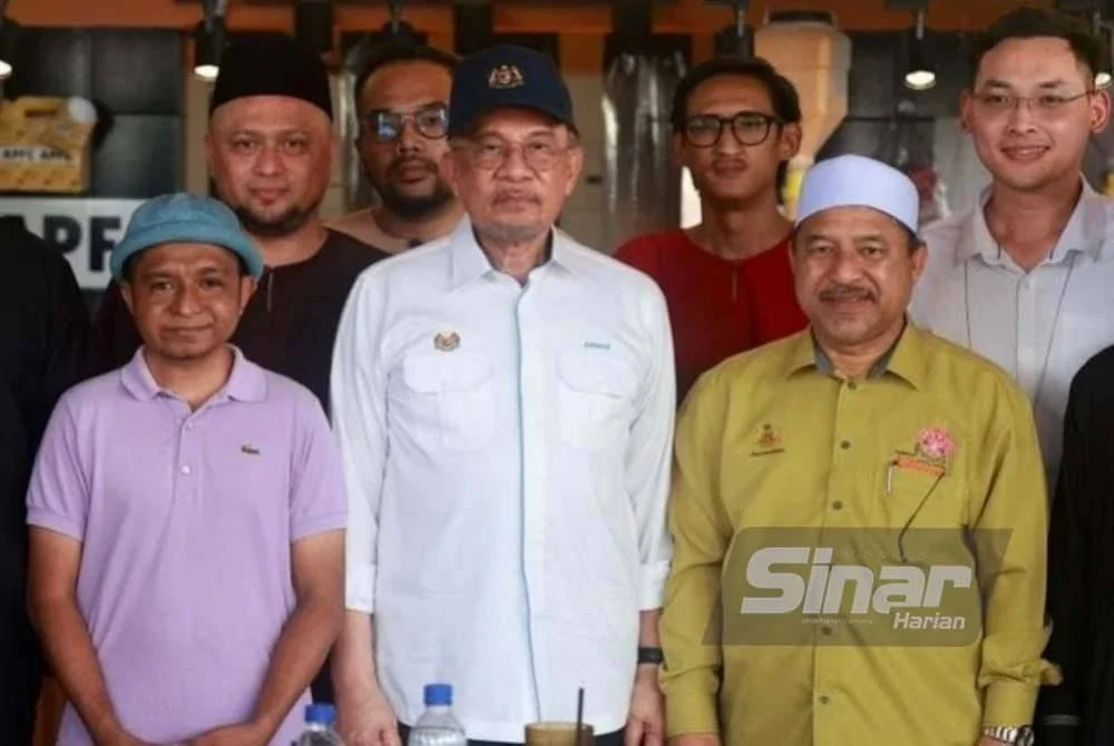 Amir Raja Lawak bersyukur apabila hajatnya untuk bertemu Perdana Menteri termakbul dan hadir sama ialah Mohd Nassuruddin di kedai ayam goreng miliknya yang terletak di Medan Selera Stadium Sultan Muhammad IV, Kota Bharu pada Sabtu.