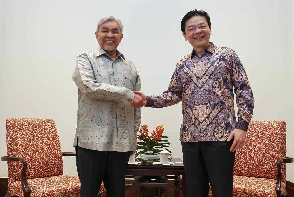 Zahid Hamidi (kiri) ketika mengadakan pertemuan dengan Lawrence di Istana Sri Temasek, Singapura pada Sabtu. Foto FB Zahid Hamidi