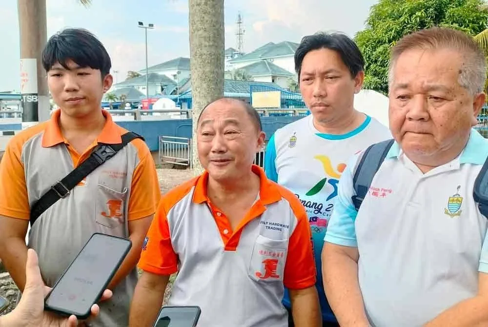 Chin Tian (dua dari kiri) ketika ditemui pemberita di luar IPD Seberang Perai Utara pada Sabtu.