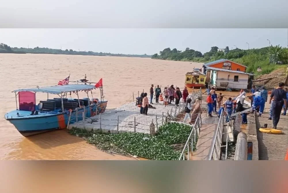 Jeti Tambatan Diraja di Kota Bharu runtuh dipercayai telah menyebabkan tiga wanita terjatuh ke dalam Sungai Kelantan. Foto JBPM