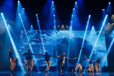 Meniti Cakerawala 2.0 sedang dalam lawatan persembahan mereka ke lapan bandar, hasil pementasan kerjasama antara Sutra Foundation dan Yayasan Hasanah. Foto www.cloudjoi.com