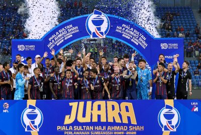 Pasukan JDT meraikan kejayaan mereka dengan merangkul Piala Sultan Haji Ahmad Shah selepas menewaskan Selangor FC dengan jaringan 3-0 pada perlawanan Sumbangsih 2025 di Stadium Sultan Ibrahim hari ini. Foto Bernama