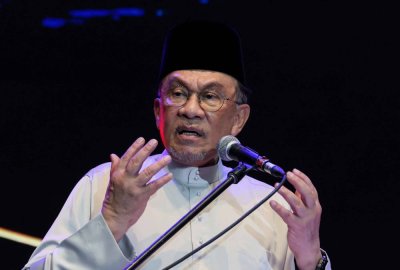 Anwar berucap pada perasmian Program Rancakkan Madani Negeri Kelantan dan Peluncuran Program Aku Kasih Malaysia di Kampus Kesihatan USM Kubang Kerian, pada Sabtu. Foto Bernama