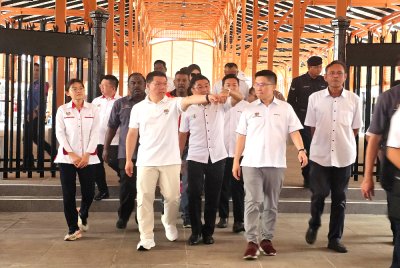 Kor Ming (tengah) meninjau projek menaik taraf Pasar Taiping dan Pasar Siang Malam yang bakal menyediakan kemudahan lebih moden.