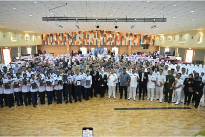 Mazlan dan Dr Yatimah bergambar bersama penerima pemakaian pangkat Leftenan Muda Paskam UMPSA dan ibu bapa masing-masing sempena Majlis Tamat Latihan dan Pemakaian Pangkat di Dewan Astaka, UMPSA Kampus Gambang, Kuantan pada Sabtu.