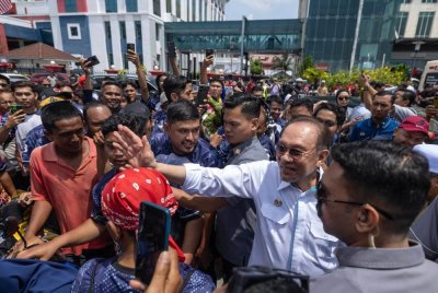 Anwar melambai tangan kepada orang ramai ketika hadir ke Program Madani Rakyat 2025 Kelantan yang berlangsung di pekarangan Stadium Sultan Muhammad IV, Kota Bharu pada Sabtu. Foto Bernama