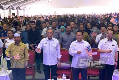 Anwar dan Mohd Nassuruddin semasa hadir pada Majlis Perasmian Penutupan Program Madani Rakyat 2025 Kelantan di pekarangan Stadium Sultan Muhammad IV di Kota Bharu pada Sabtu. Foto Sinar Harian HAZELEN LIANA KAMARUDIN