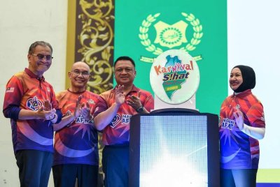 Dr Dzulkefly (kiri) mengiringi Tuanku Syed Faizuddin (tiga dari kiri) yang berkenan merasmikan Karnival Sihat Milik Semua di Dewan 2020, Kangar pada Sabtu. Turut berangkat Raja Puan Muda Perlis, Tuanku Dr Hajah Lailatul Shahreen Akashah Khalil. Hadir sama Menteri Besar Perlis, Mohd Shukri Ramli (dua dari kiri). Foto Bernama