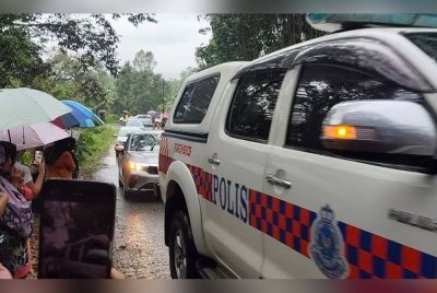 Kenderaan pasukan forensik PDRM memasuki kawasan pekarangan tanah perkuburan Islam Tanjung Ubi, Kampung Mesapol Lama, Sipitang.