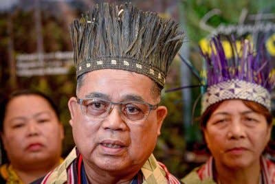 Aaron (tengah) ketika hadir merasmikan Sambutan Hari Orang Asal Sedunia di Tadom Hills Resort, Banting pada Sabtu. Foto Bernama