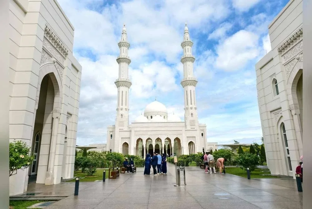 Bahagian luar Masjid Sri Sendayan disamakan dengan Taj Mahal. 