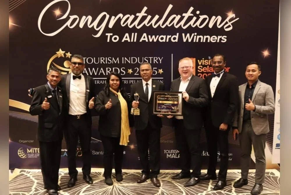 Kamaruddin (tengah) mewakili Exco Perpaduan, Pelancongan dan Kebudayaan Negeri Pahang menerima Anugerah Kadar Purata Penginapan Tertinggi Terbaik di Malaysia pada Malam Anugerah Industri Pelancongan 2025 di Sunway, Selangor pada Sabtu.